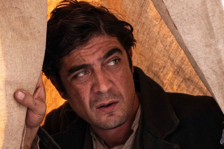 primo piano di riccardo scamarcio in Modi