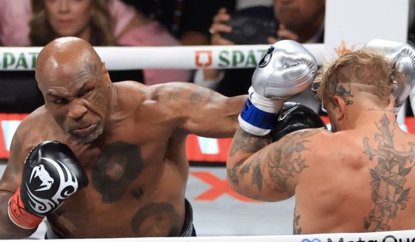 Mike Tyson sul ring con Jake Paul