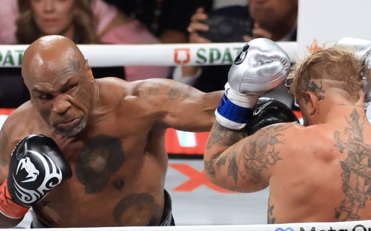 Mike Tyson sul ring con Jake Paul