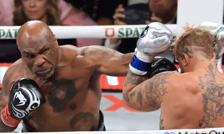 Mike Tyson sul ring con Jake Paul