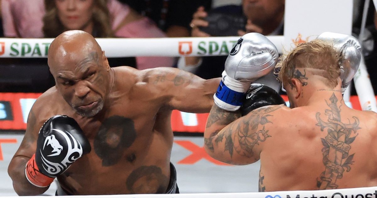 Mike Tyson sul ring con Jake Paul