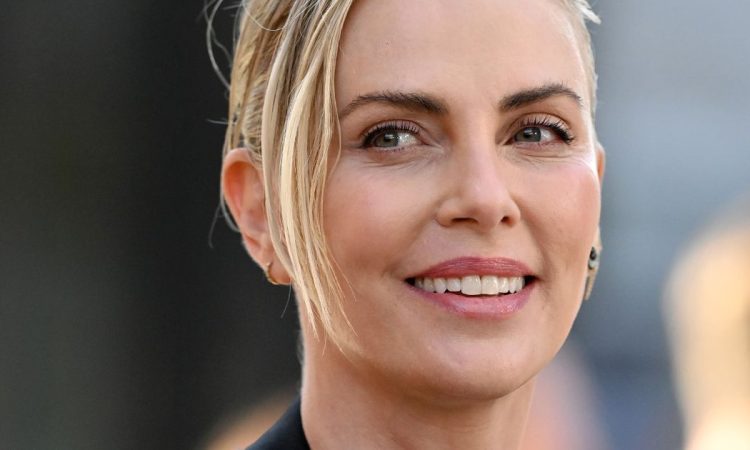 charlize theron nel film di nolan