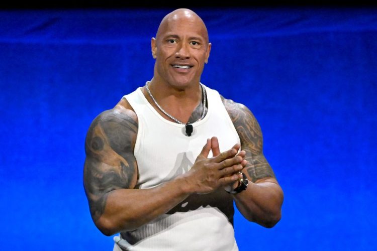 dwayne johnson indossa una finta parte del corpo