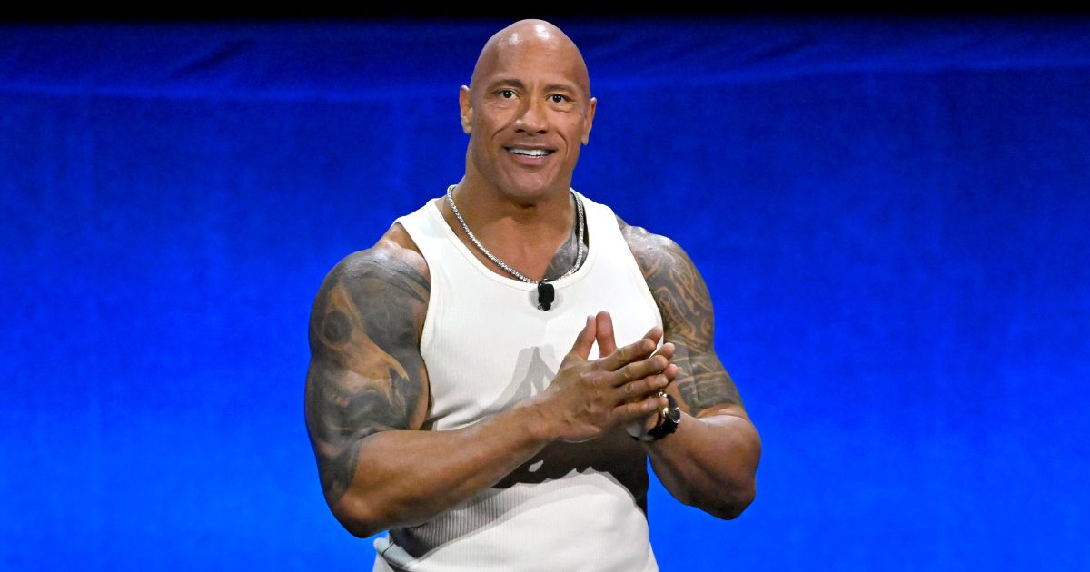 dwayne johnson indossa una finta parte del corpo