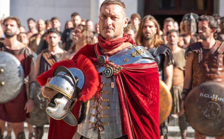 Francesco Totti a Lucca vestito da gladiatore