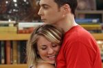 Sheldon e Penny in una scena di The Big Bang Theory