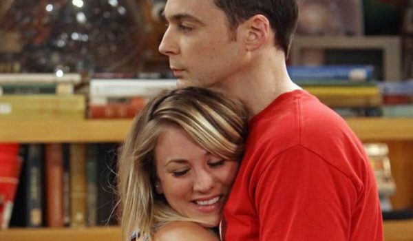 Sheldon e Penny in una scena di The Big Bang Theory