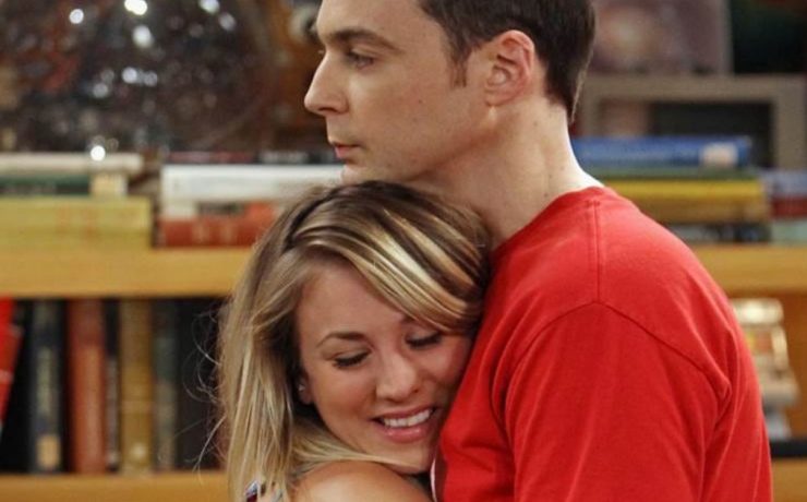 Sheldon e Penny in una scena di The Big Bang Theory