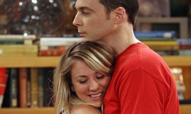 Sheldon e Penny in una scena di The Big Bang Theory