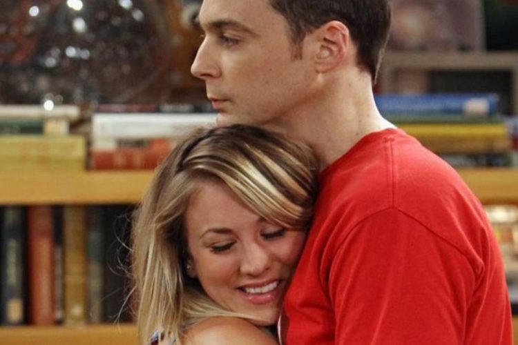 Sheldon e Penny in una scena di The Big Bang Theory