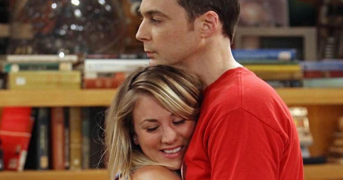 Sheldon e Penny in una scena di The Big Bang Theory