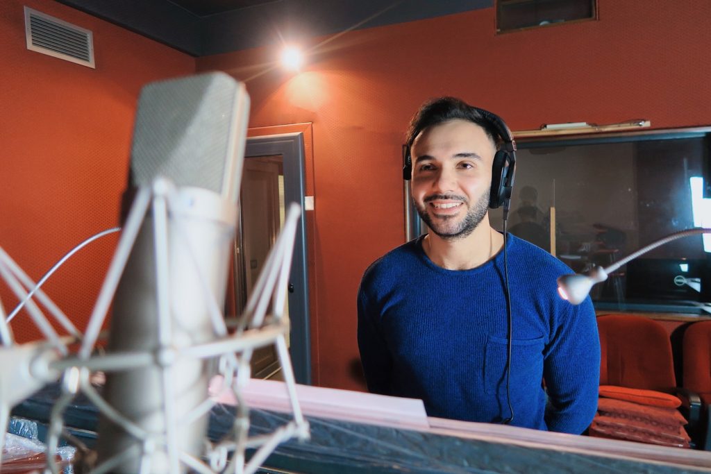 Alex Polidori in sala di doppiaggio