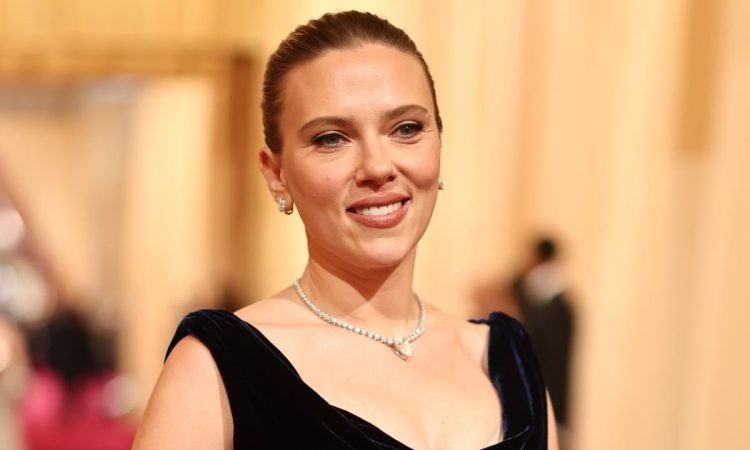 un primo piano di Scarlett Johansson